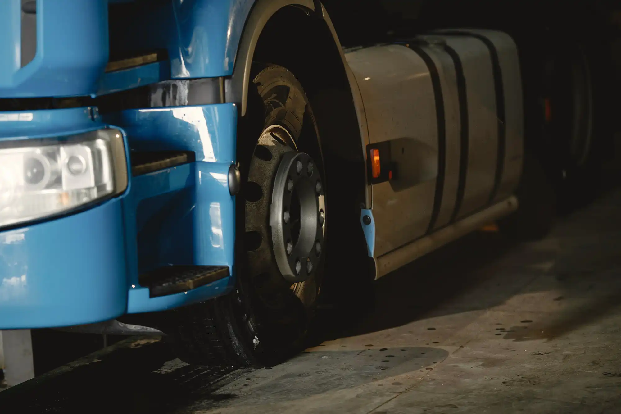 Caminhão em atendimento no truck center da JL Pneus