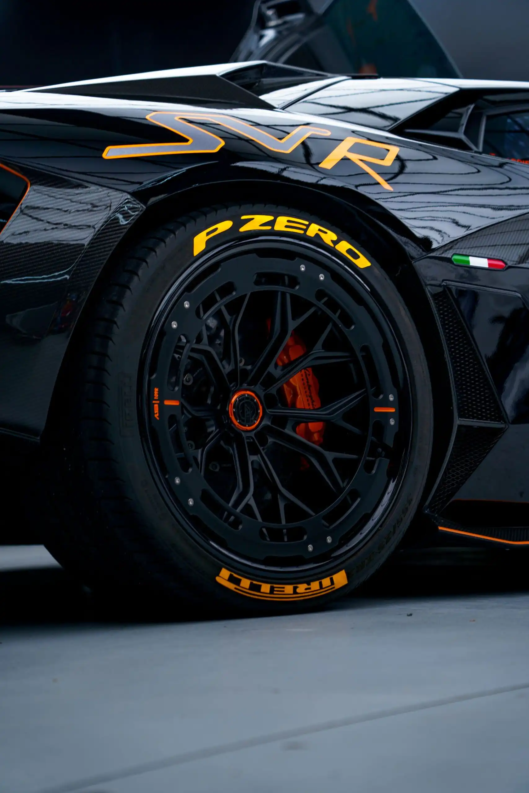 Pneu Pirelli P Zero em carro esportivo