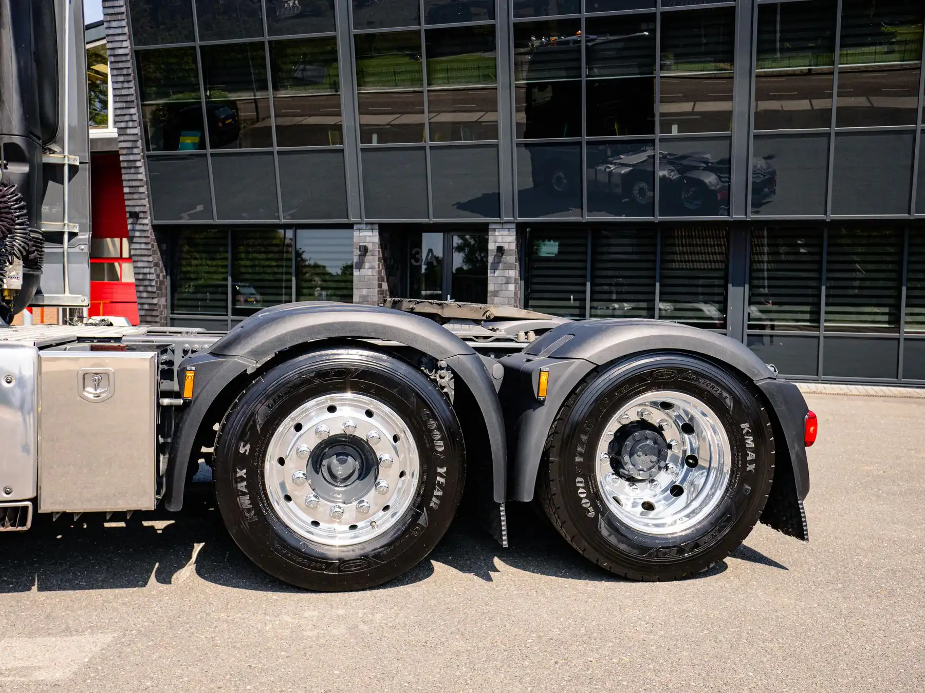 rodas e pneus novos de caminhão Rodas e pneus novos de caminhão