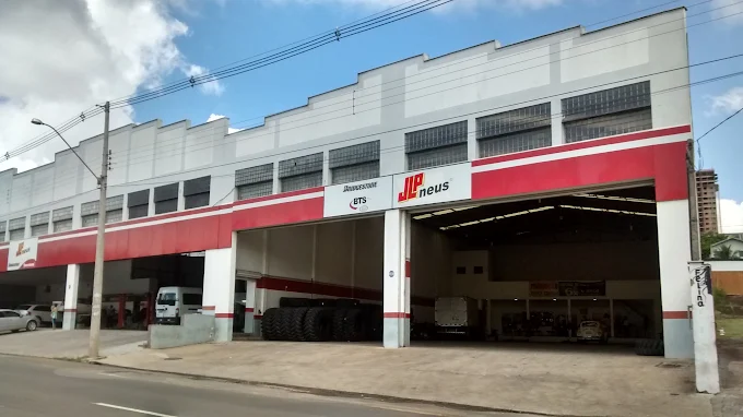 Fachada e entrada do truck center da JL Pneus em Piracicaba